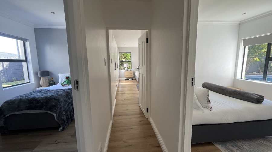 5 Bedroom Property for Sale in Clovelly Western Cape
